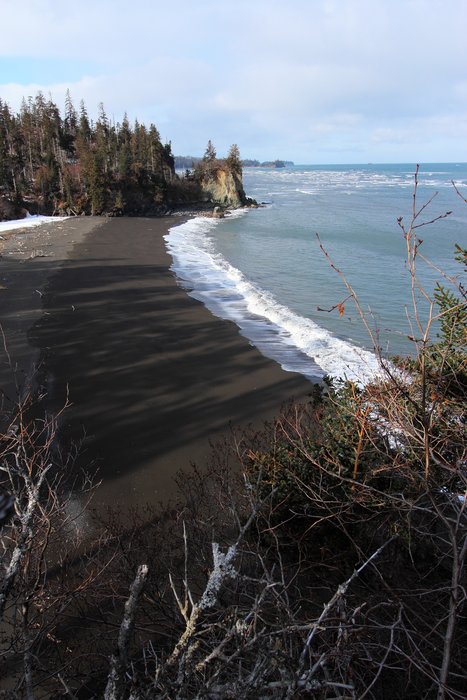 A small beach between headlands near the Wosnesenski River.