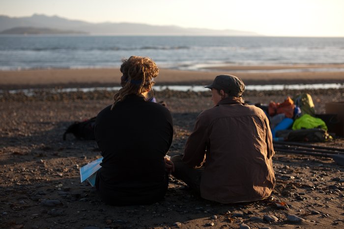 The night before departure, Bjorn and Kim plan for the events of the following day