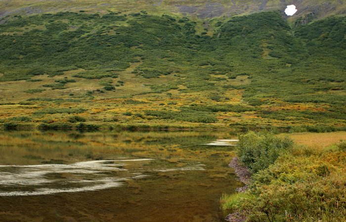 One last patch of snow hangs on the hillside above Frying Pan Lake.