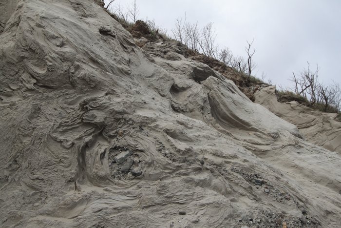 This thick sequence of heavily deformed lake seds lacks any consistent sense of horizontal shear, and appears to be below beach gravels (I think?).