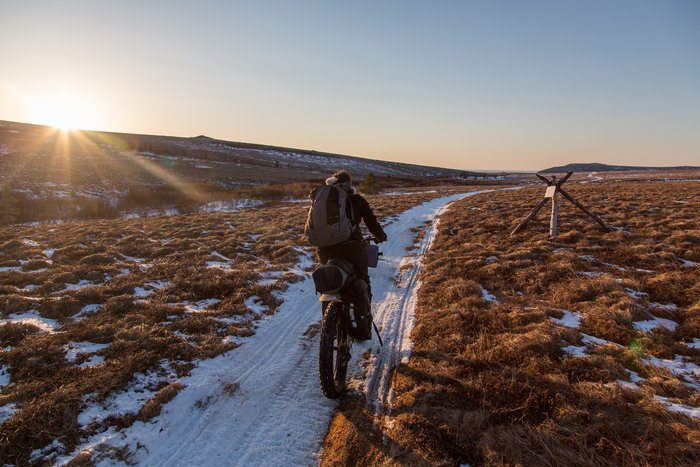 Bjørn ad Kim ride into the sunset on their way to the coast.