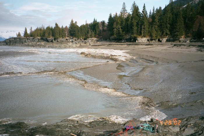 Photo 5 - as the bore's leading edge stops, water rushing up behind forms a terrace of water, the beginning of a reflected bore.